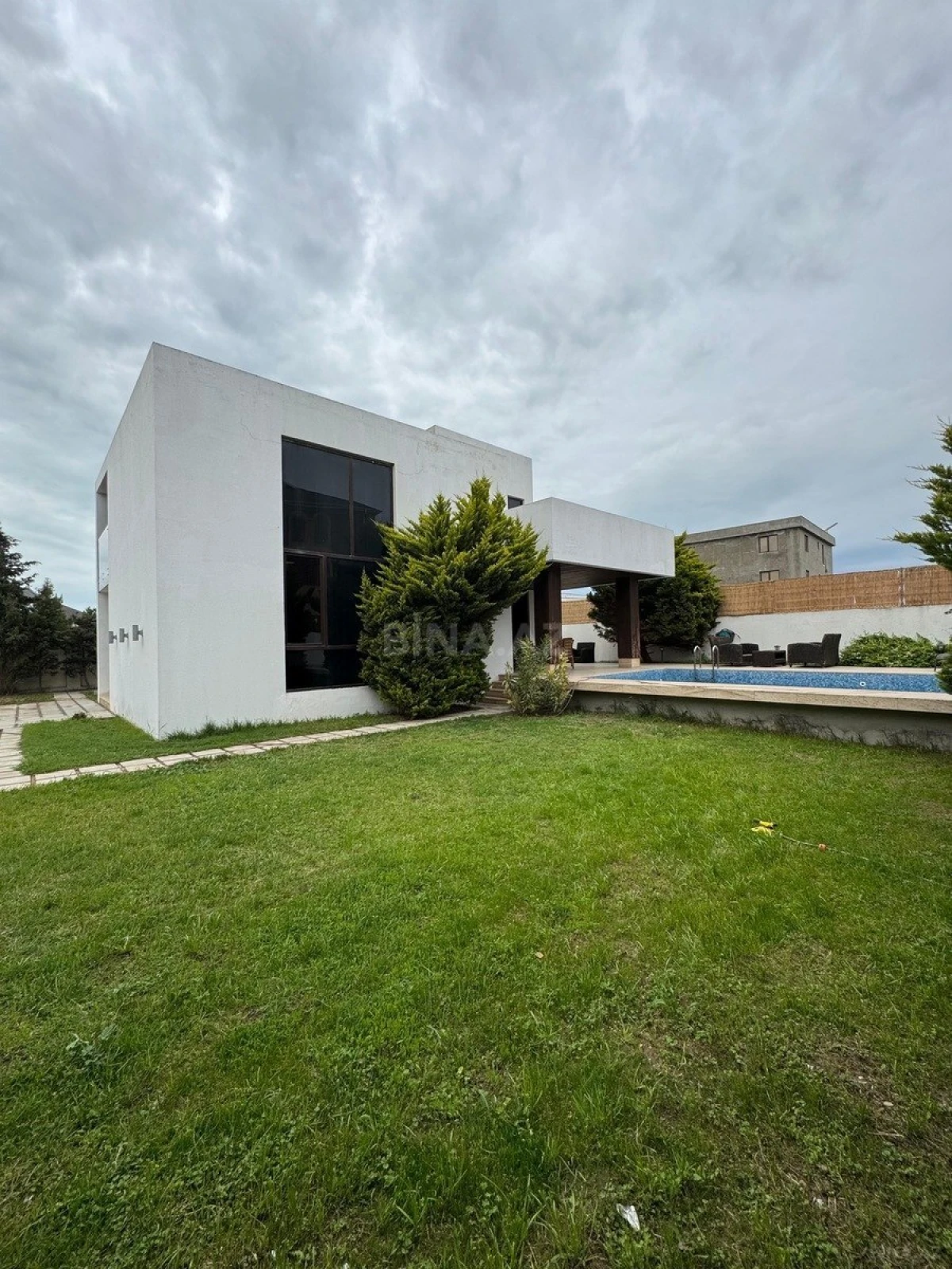 Kirayə verilir 5 otaqlı həyət evi 380 m²