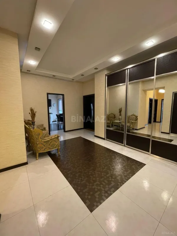 Satılır 4 otaqlı mənzil 178 m²