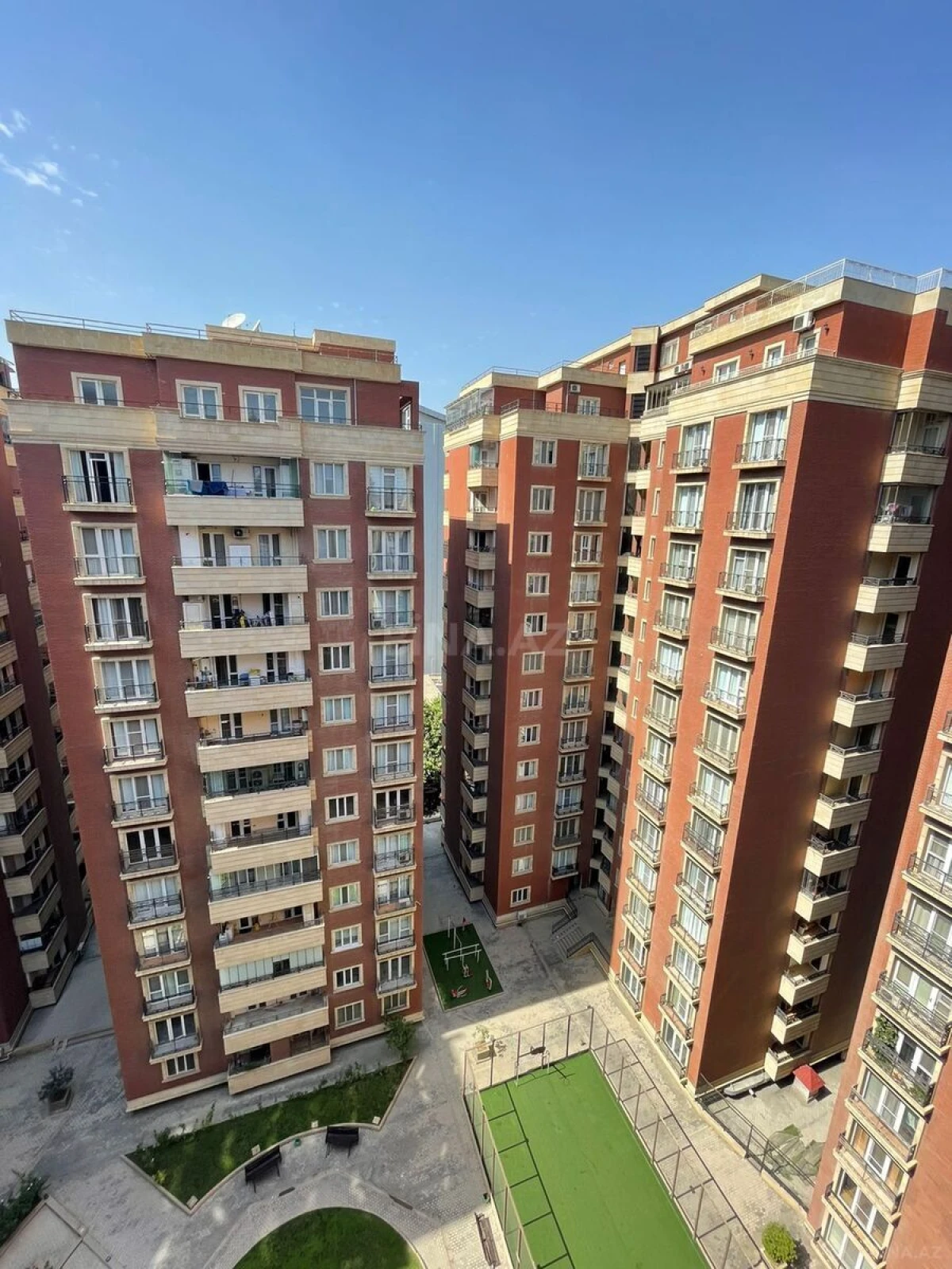 Satılır 4 otaqlı mənzil 178 m²