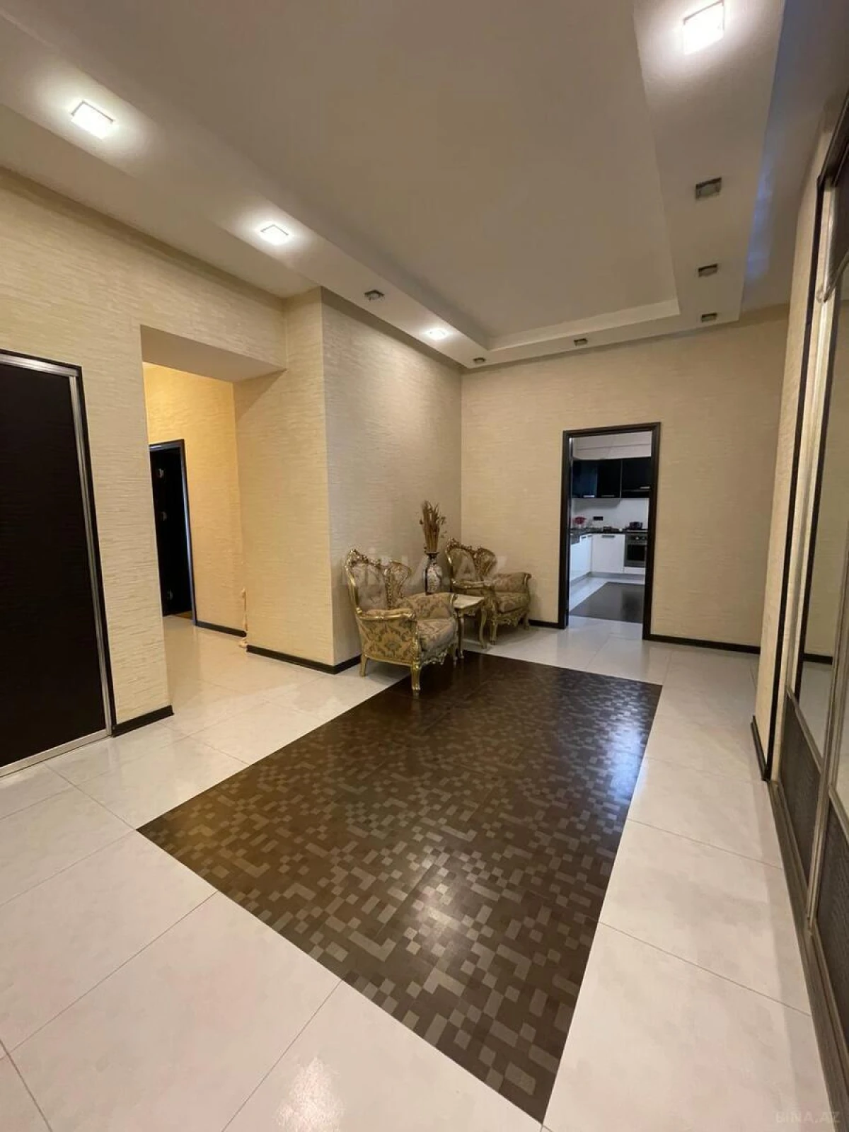 Satılır 4 otaqlı mənzil 178 m²