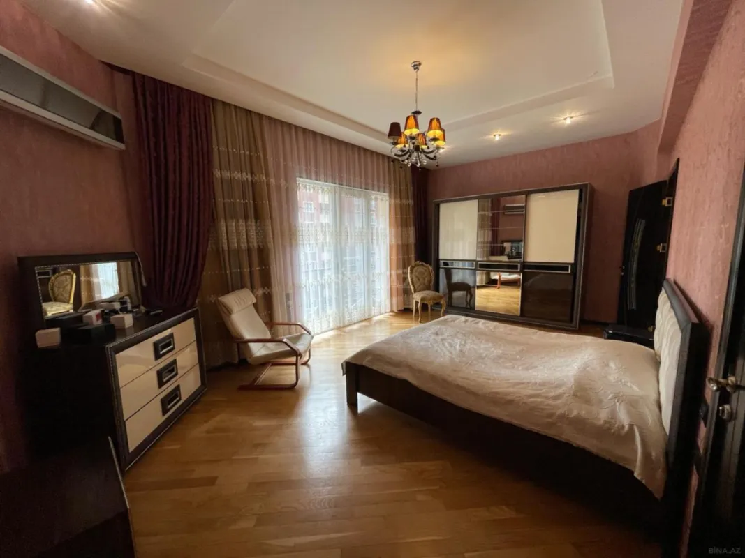 Satılır 4 otaqlı mənzil 178 m²