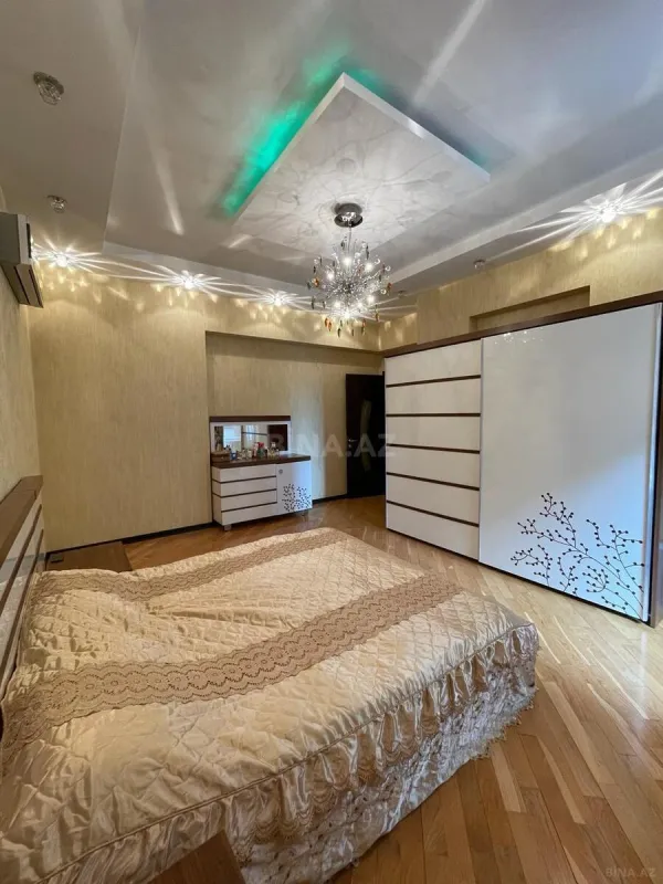 Satılır 4 otaqlı mənzil 178 m²