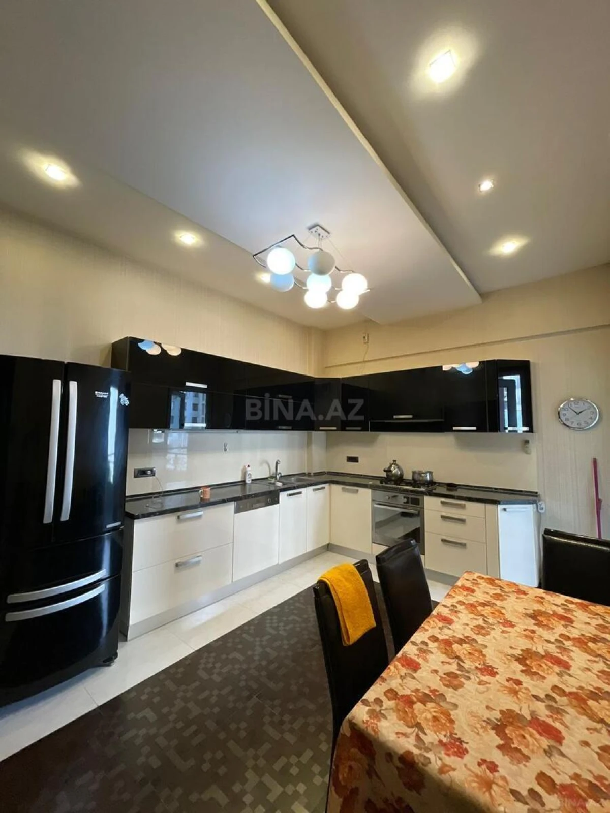 Satılır 4 otaqlı mənzil 178 m²