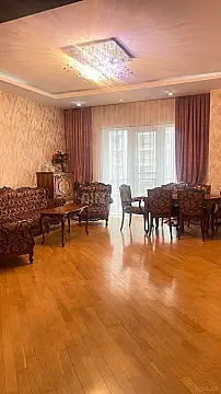 Satılır 4 otaqlı mənzil 178 m²