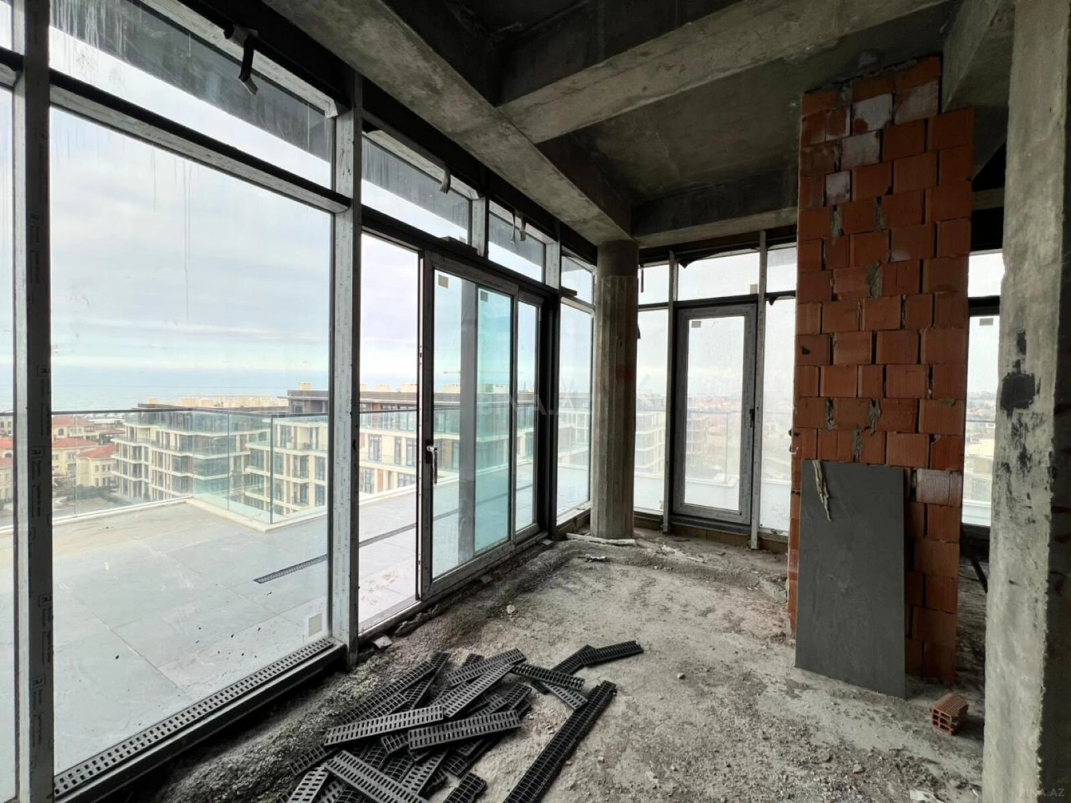 Satılır 4 otaqlı mənzil 210 m²