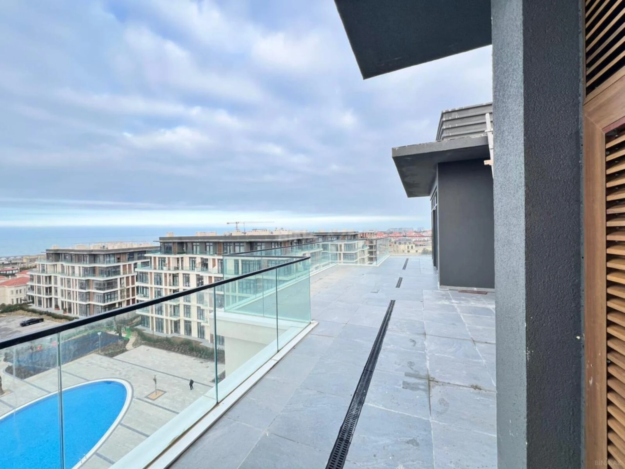 Satılır 4 otaqlı mənzil 210 m²