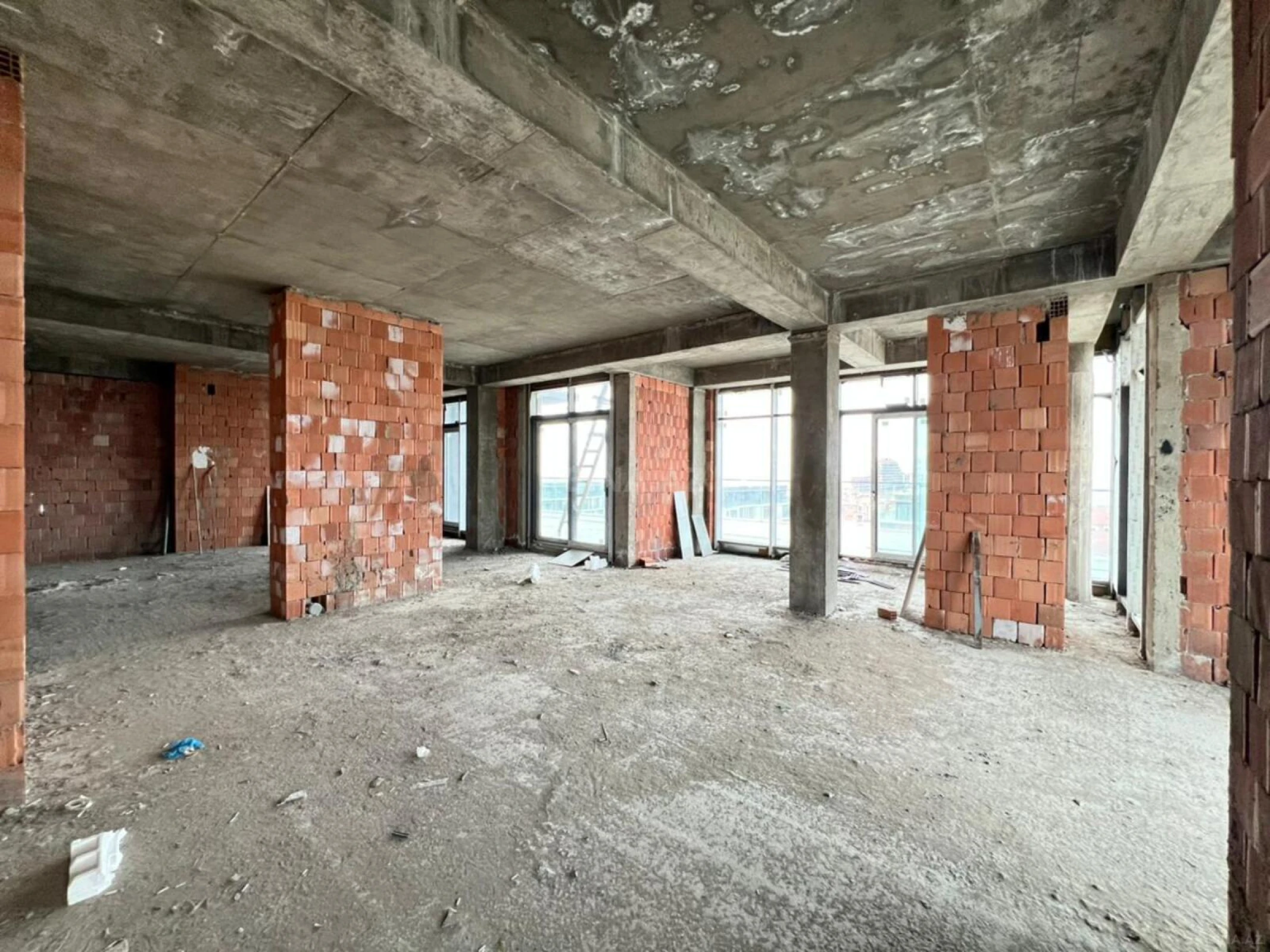 Satılır 4 otaqlı mənzil 210 m²