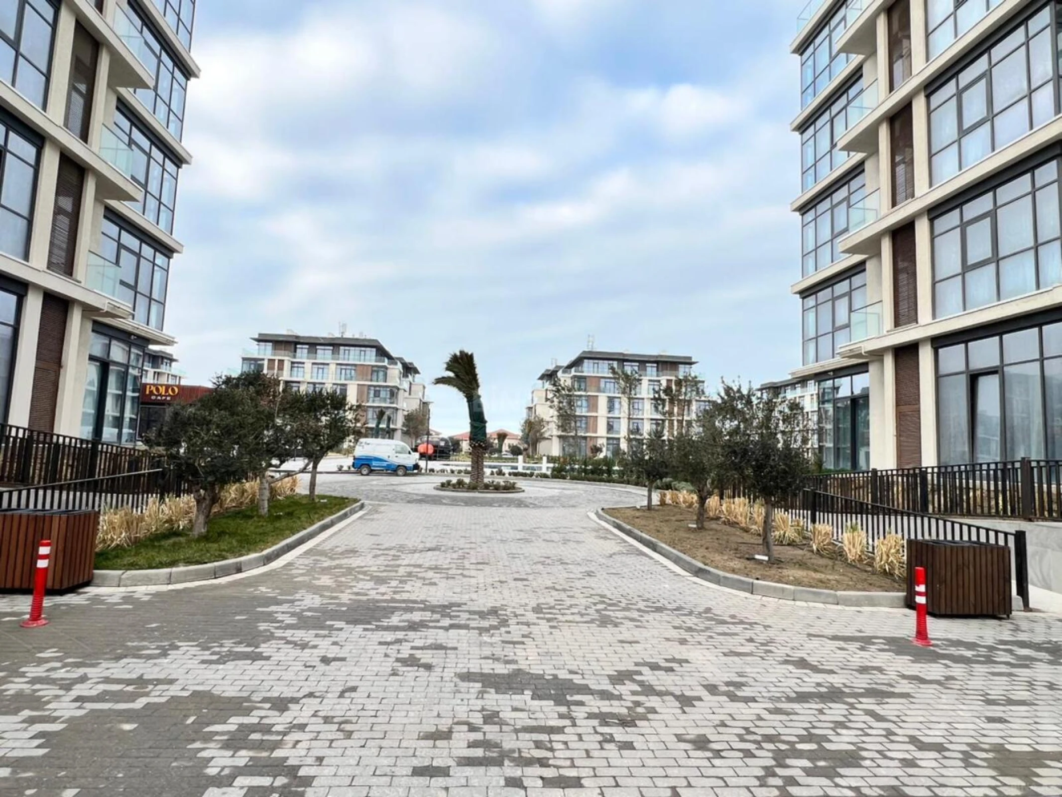 Satılır 4 otaqlı mənzil 210 m²