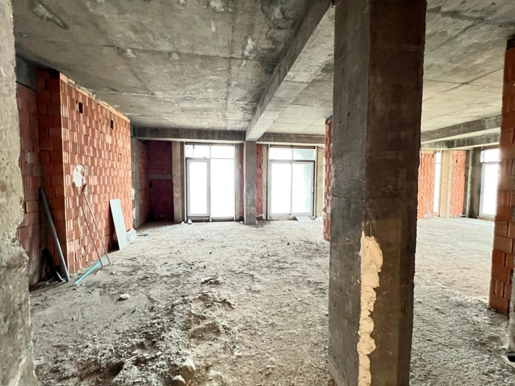 Satılır 4 otaqlı mənzil 210 m²