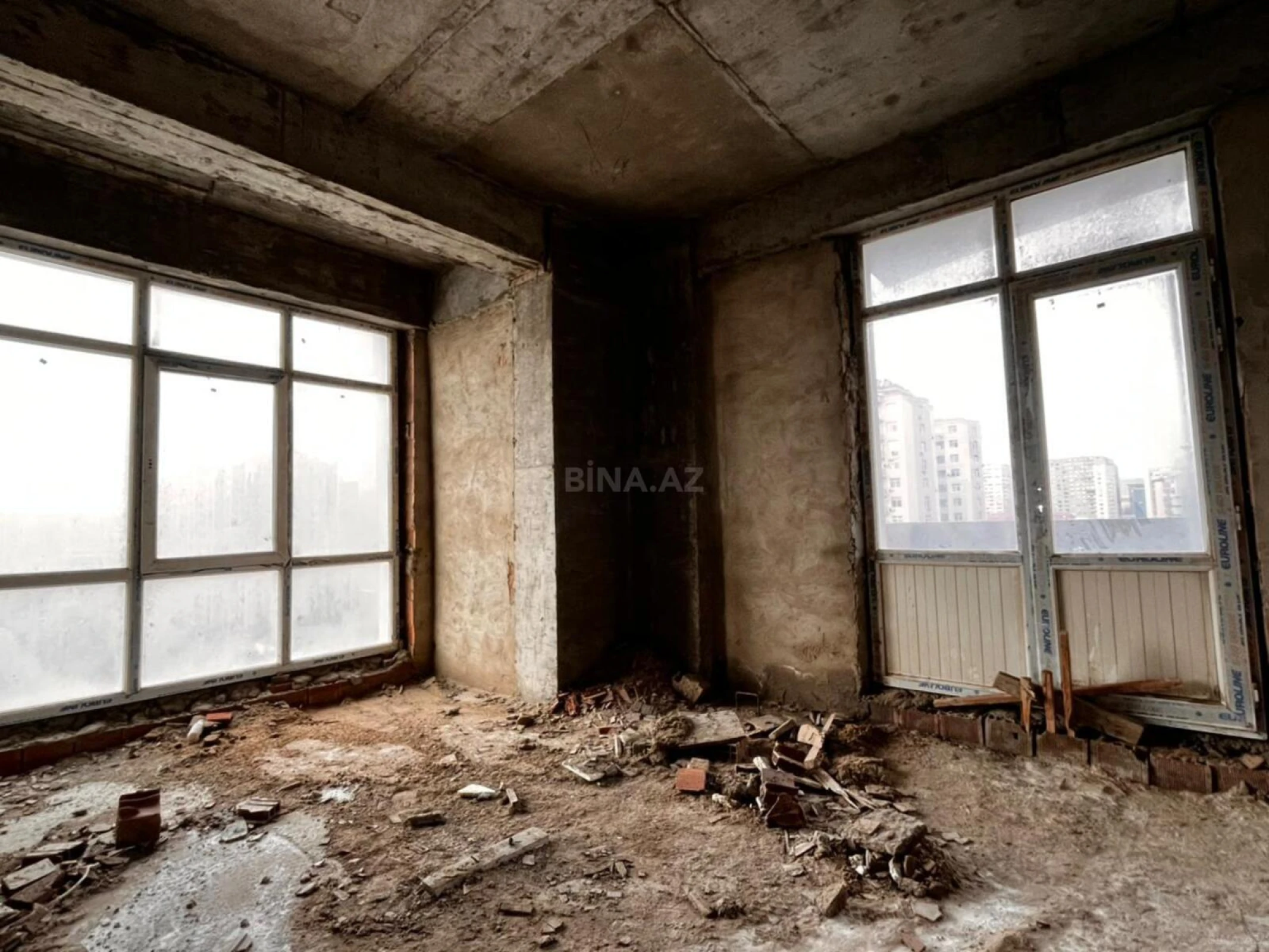 Satılır 3 otaqlı mənzil 136 m²