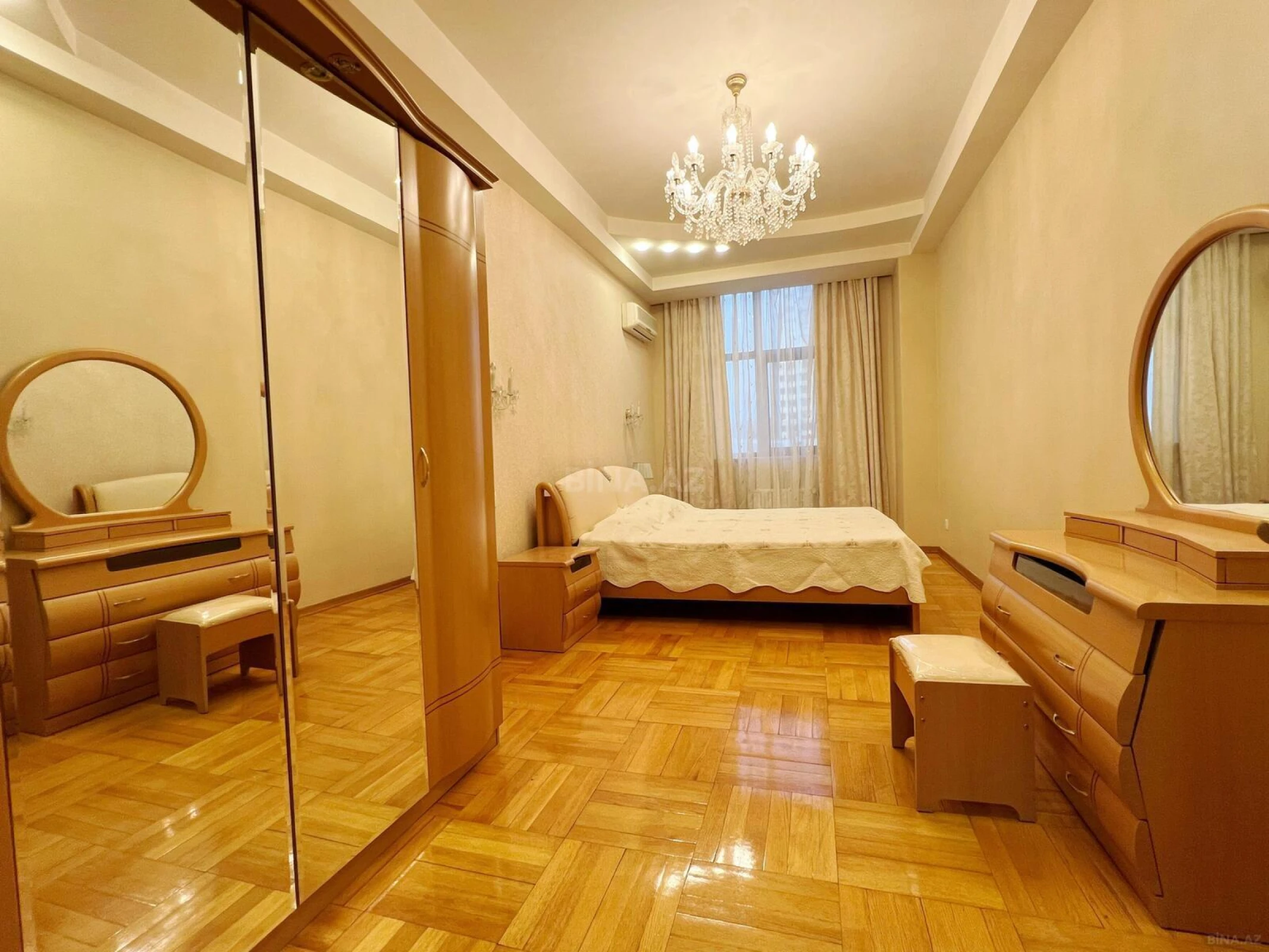 Satılır 3 otaqlı mənzil 135 m²