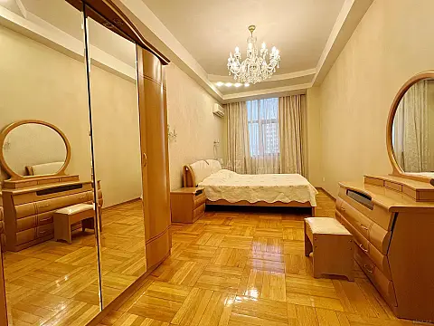 Satılır 3 otaqlı mənzil 135 m²