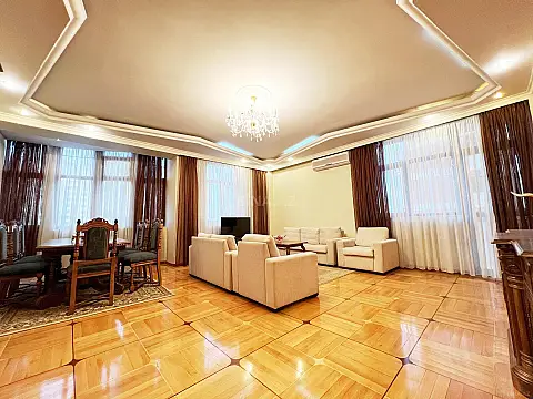 Satılır 3 otaqlı mənzil 135 m²