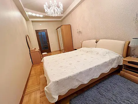 Satılır 3 otaqlı mənzil 135 m²