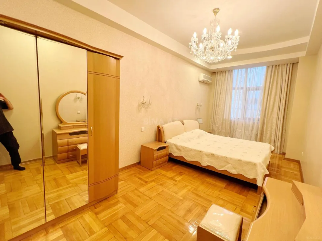 Satılır 3 otaqlı mənzil 135 m²