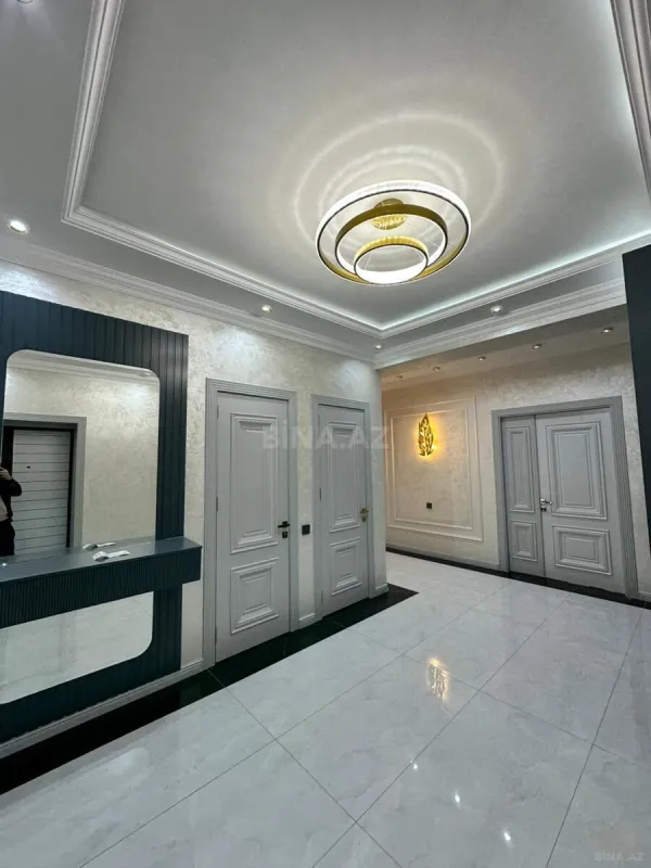 Satılır 4 otaqlı mənzil 136 m²