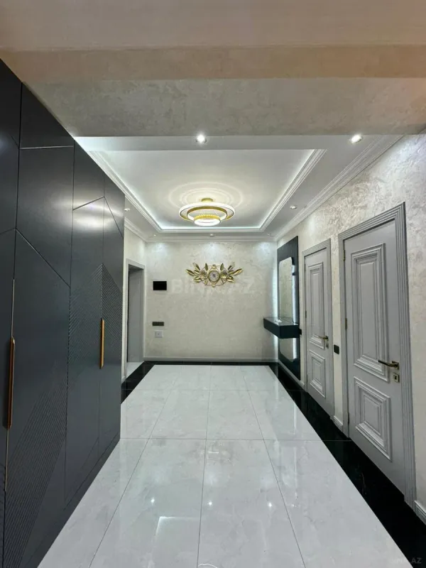 Satılır 4 otaqlı mənzil 136 m²