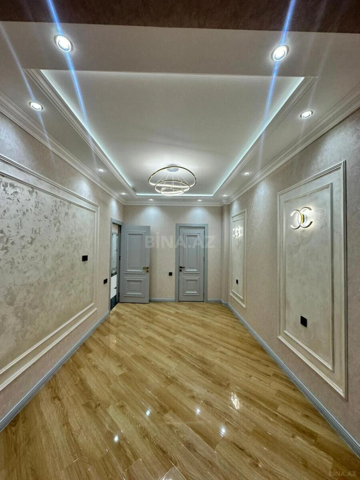 Satılır 4 otaqlı mənzil 136 m²