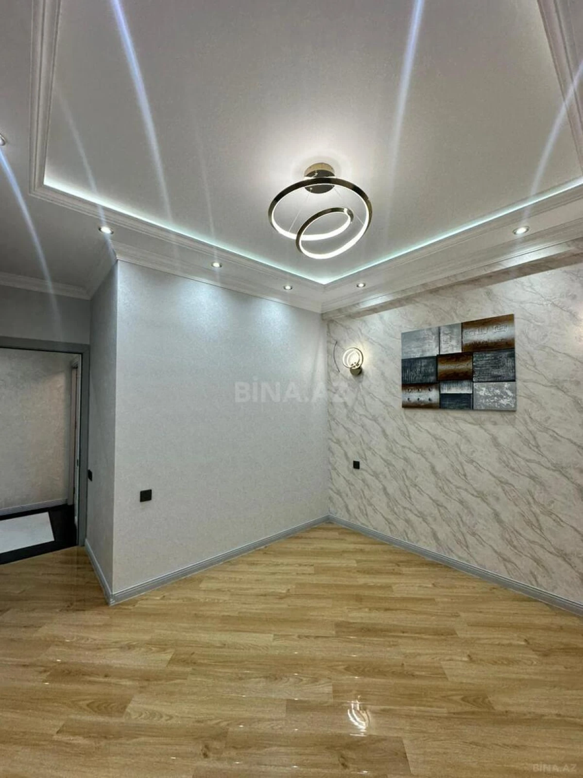 Satılır 4 otaqlı mənzil 136 m²
