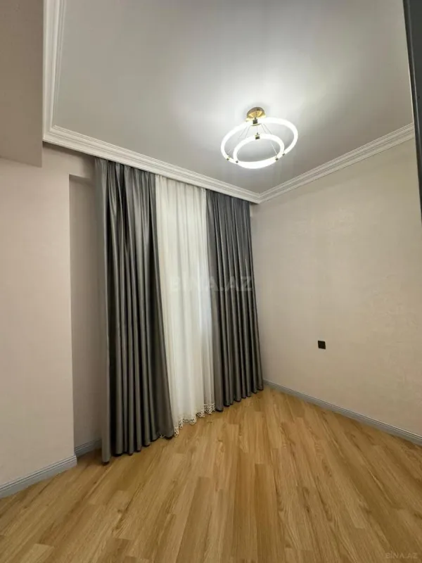 Satılır 4 otaqlı mənzil 136 m²