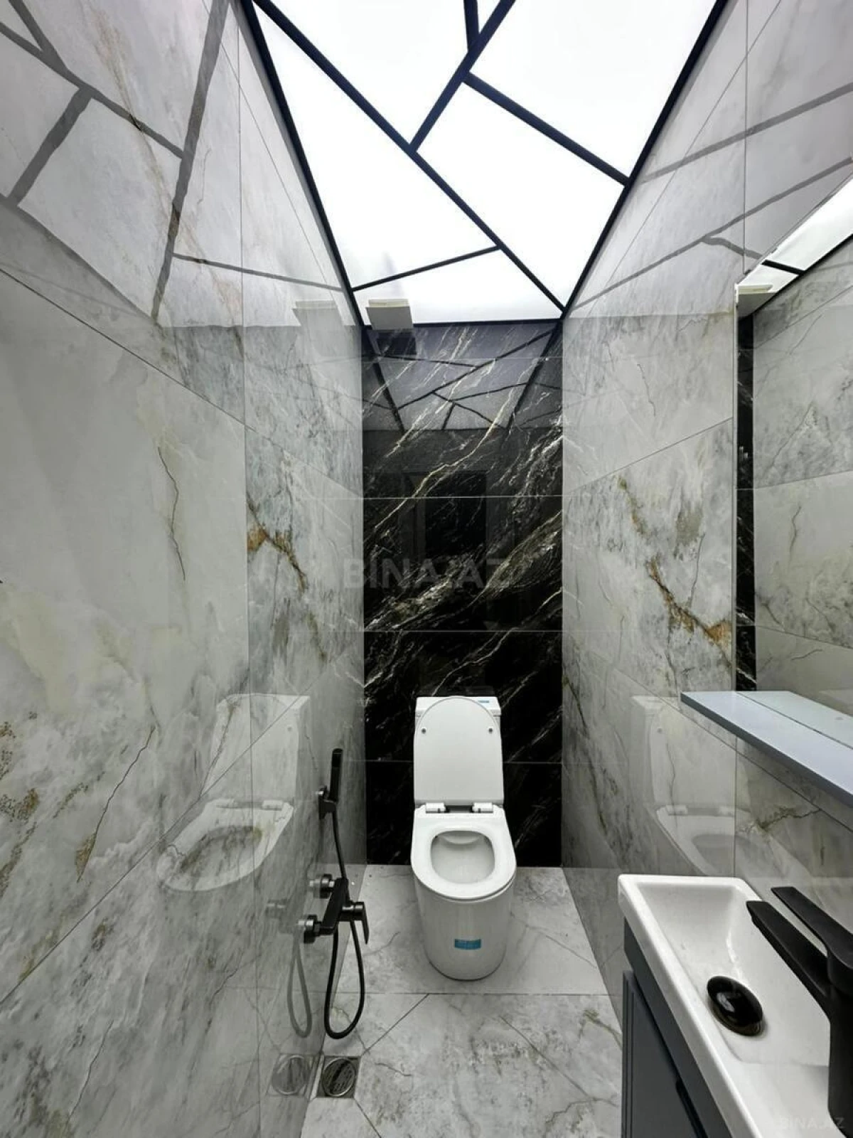 Satılır 4 otaqlı mənzil 136 m²