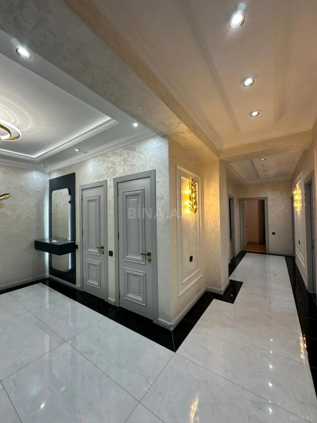 Satılır 4 otaqlı mənzil 136 m²