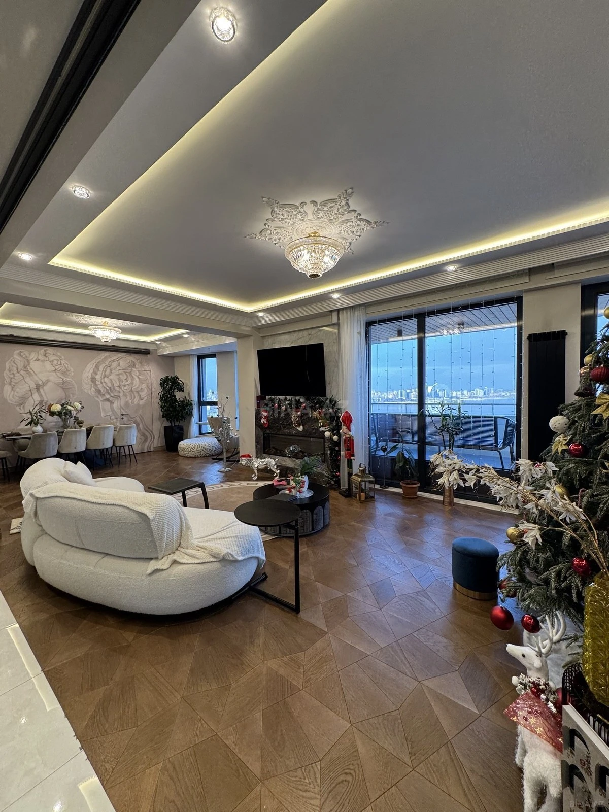 Satılır 5 otaqlı mənzil 235 m²