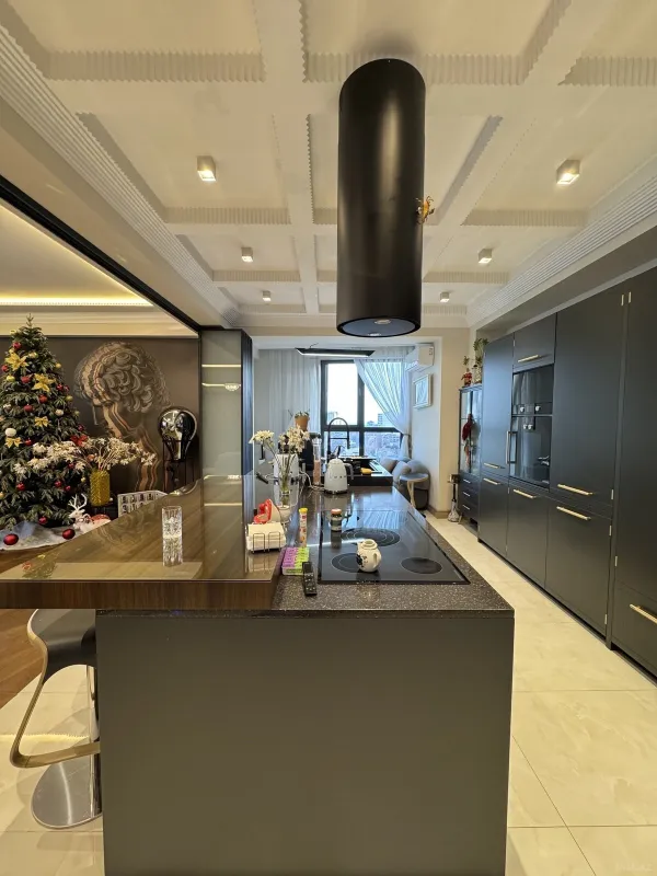 Satılır 5 otaqlı mənzil 235 m²