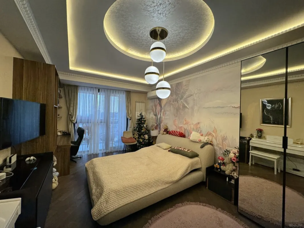 Satılır 5 otaqlı mənzil 235 m²