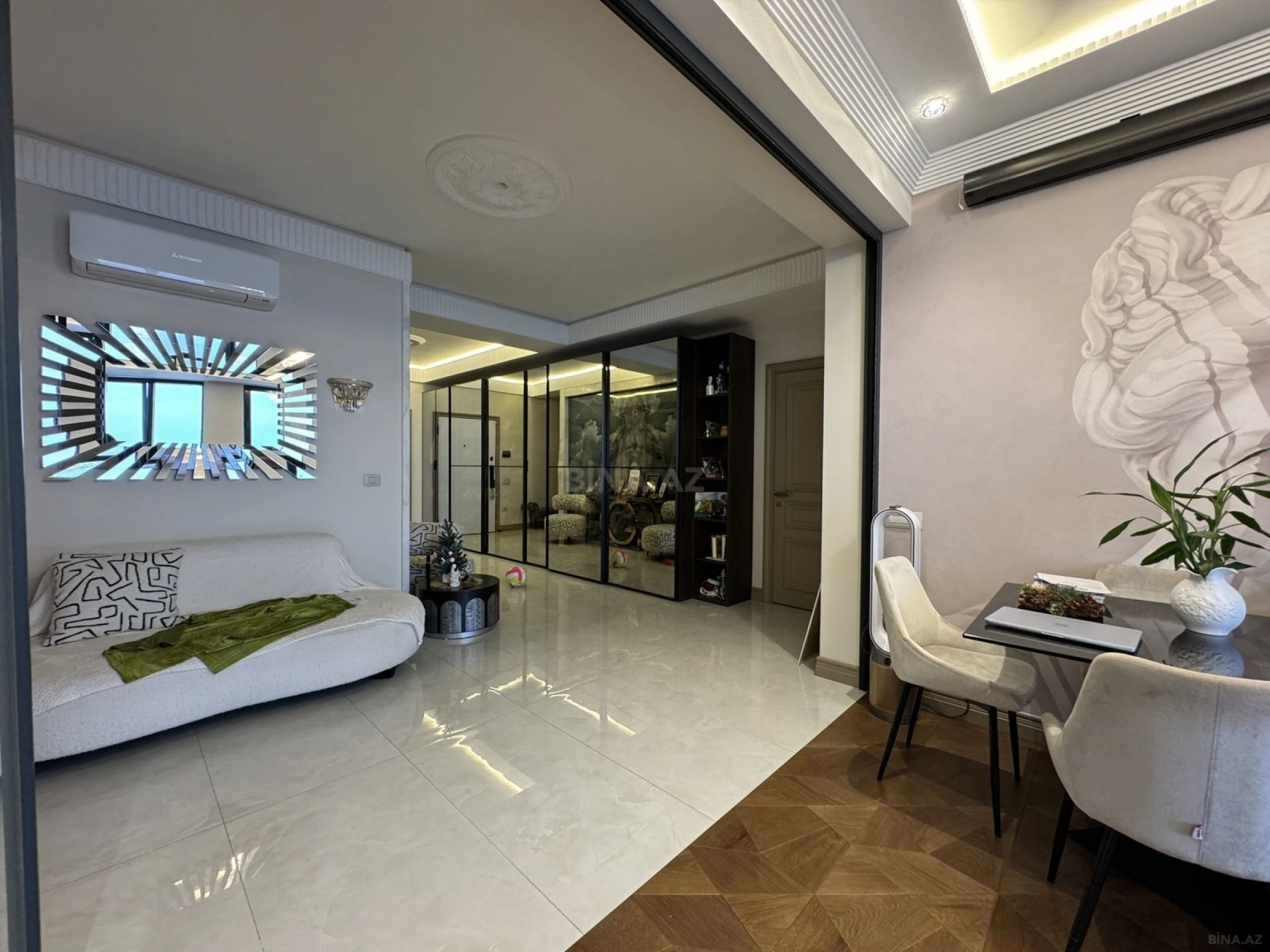 Satılır 5 otaqlı mənzil 235 m²