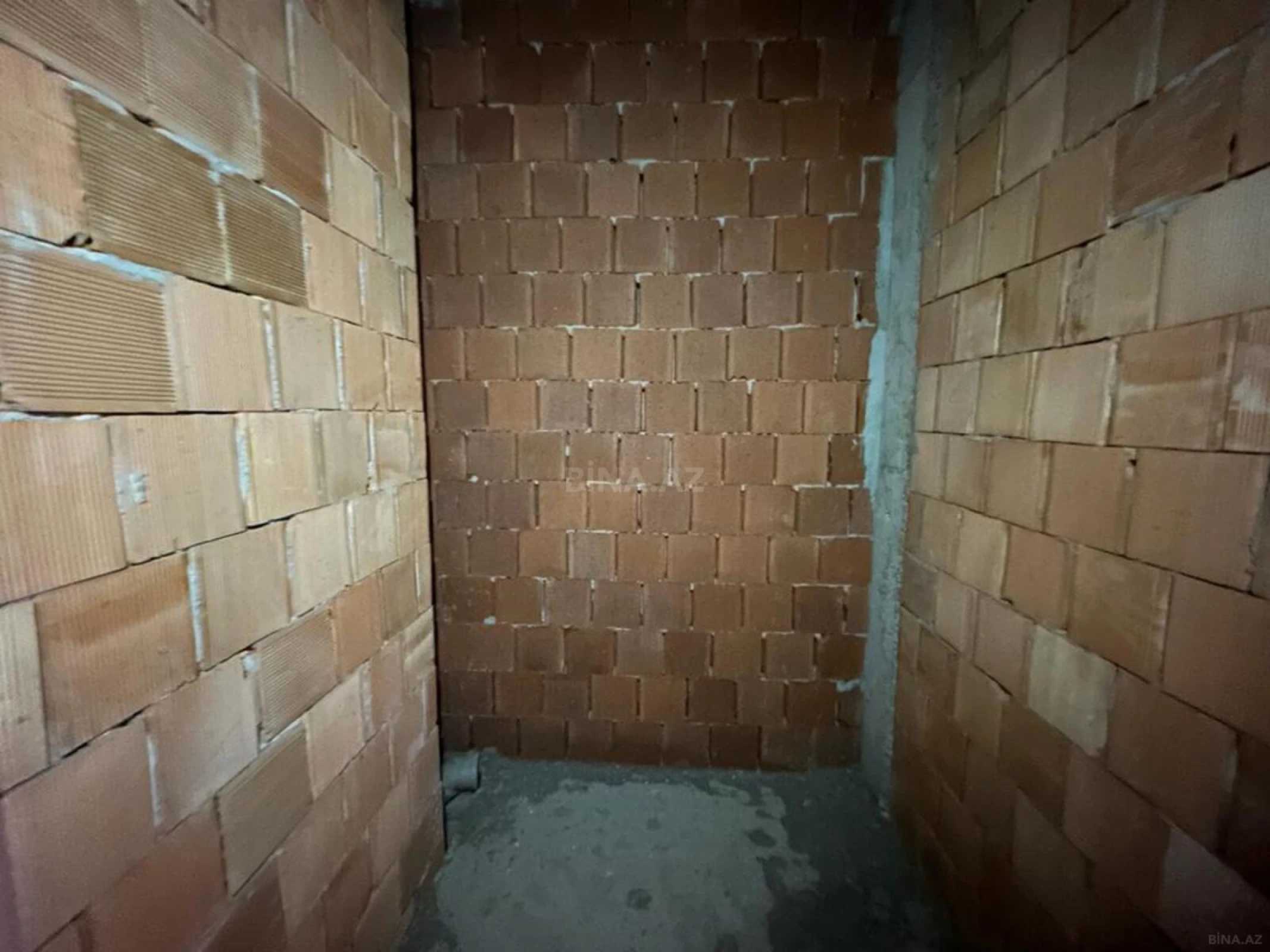 Satılır 4 otaqlı mənzil 181 m²