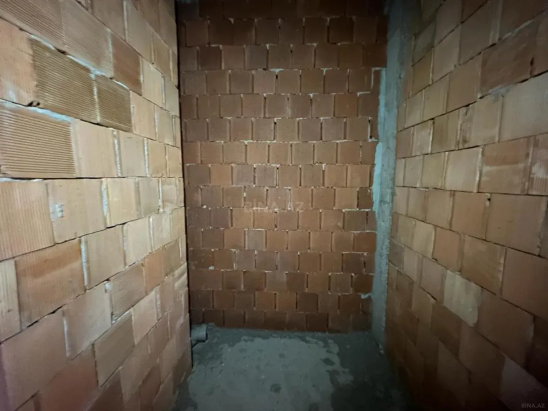 Satılır 4 otaqlı mənzil 181 m²