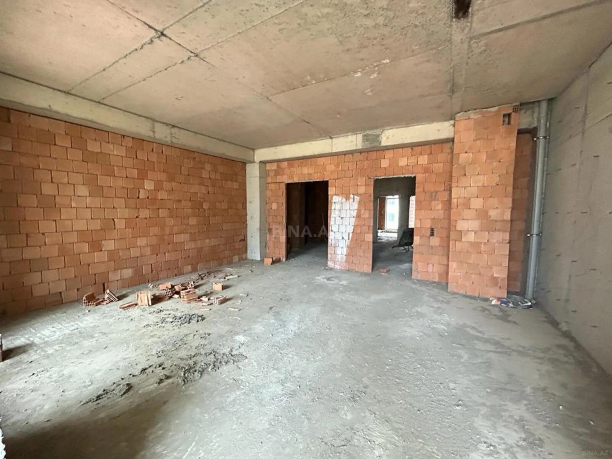 Satılır 4 otaqlı mənzil 181 m²