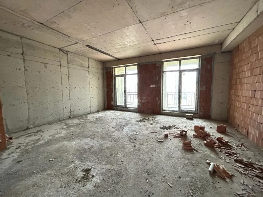 Satılır 4 otaqlı mənzil 181 m²