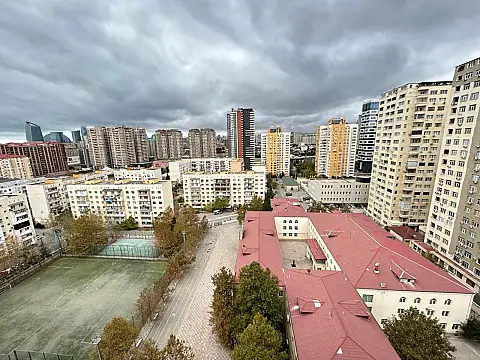 Satılır 4 otaqlı mənzil 181 m²