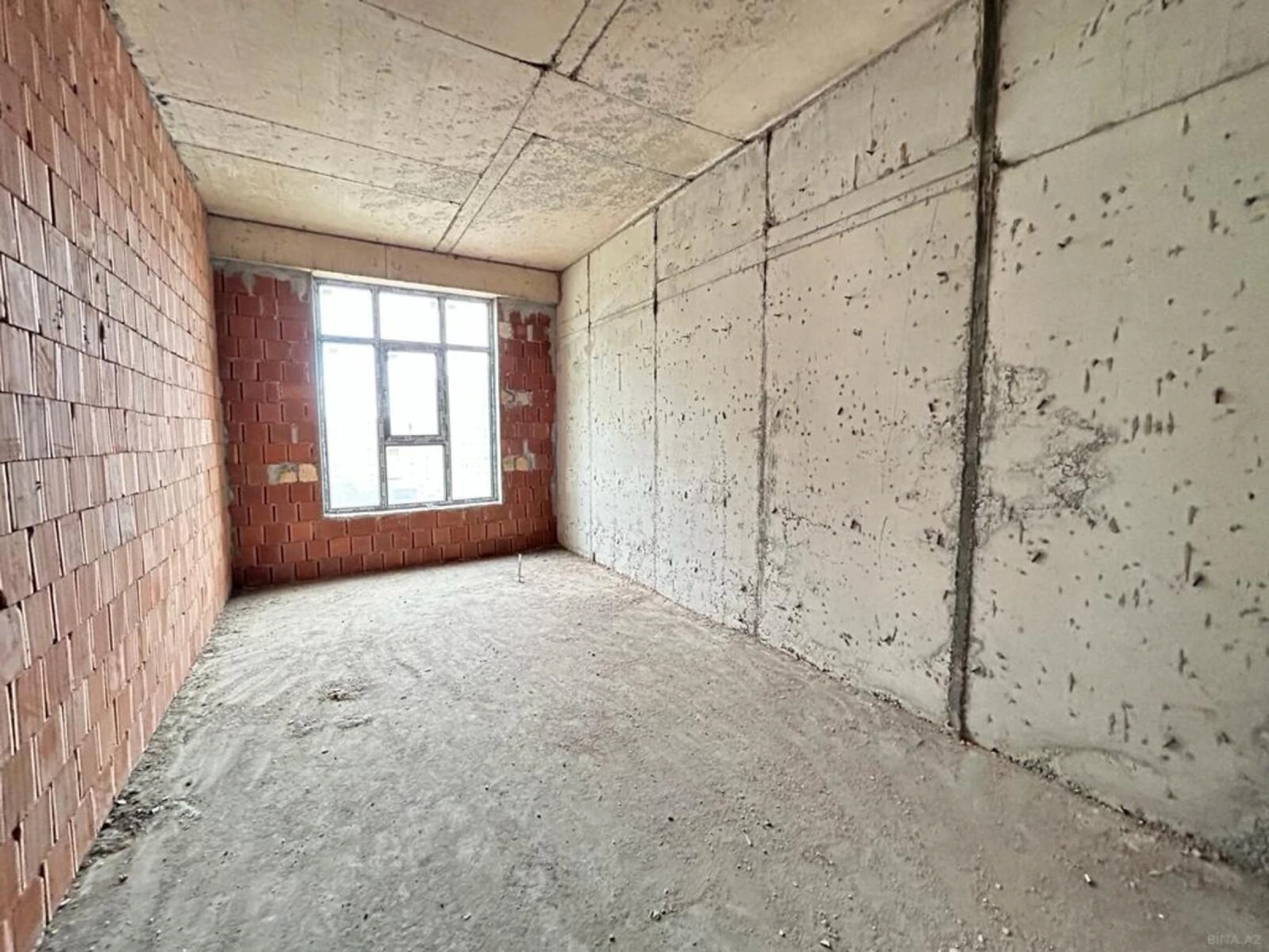 Satılır 4 otaqlı mənzil 181 m²