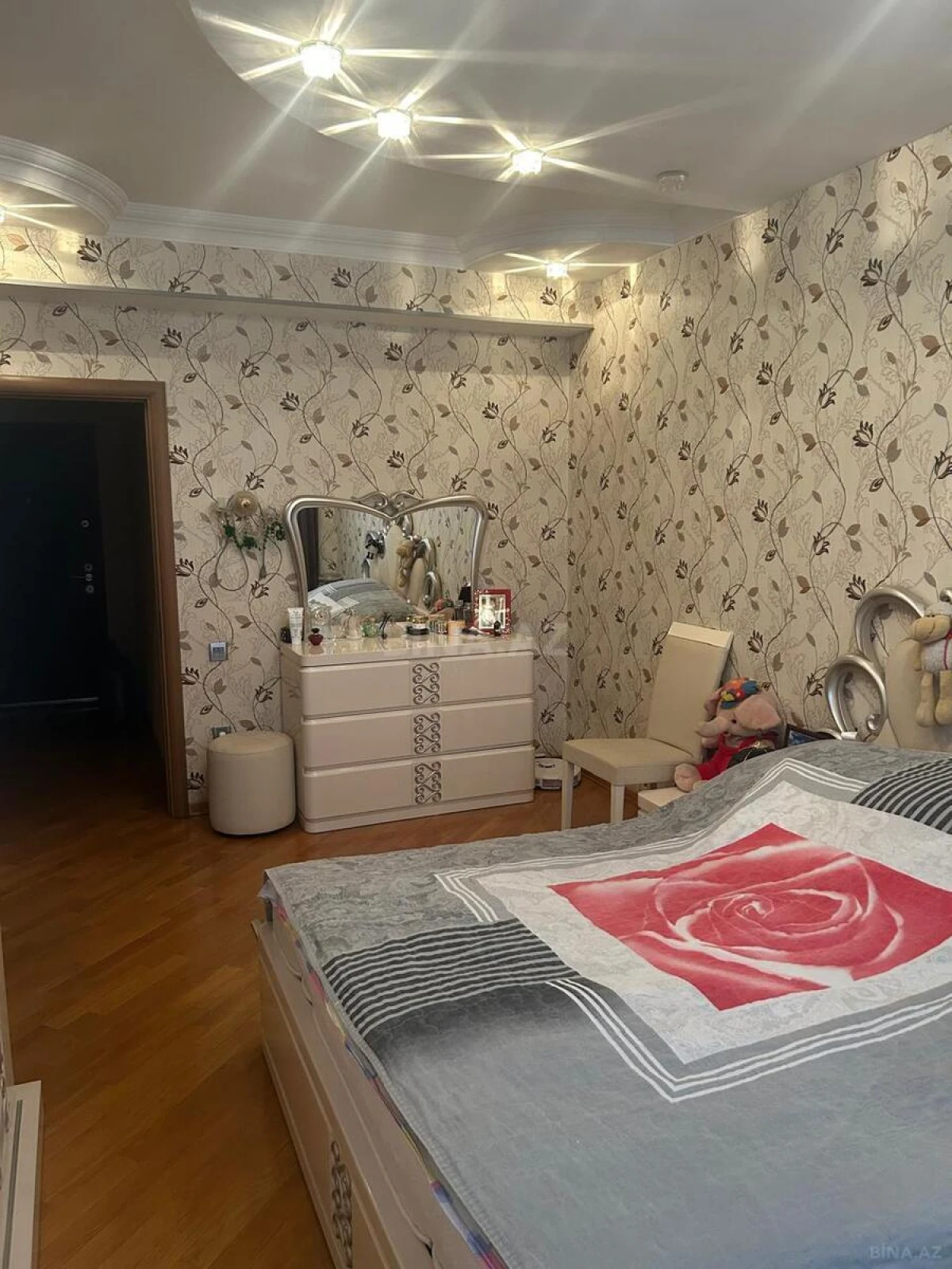 Satılır 2 otaqlı mənzil 96 m²