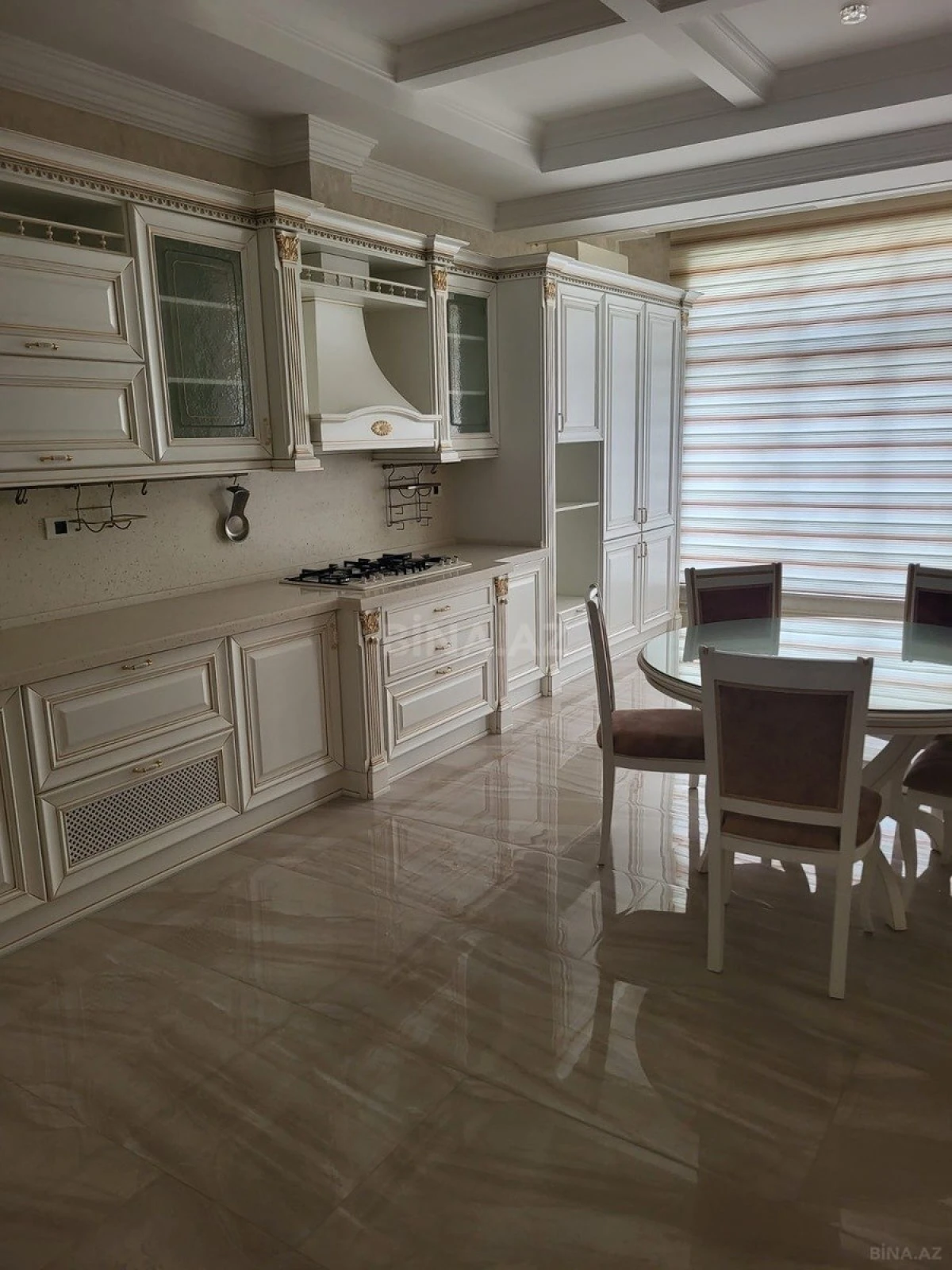 Satılır 4 otaqlı mənzil 240 m²