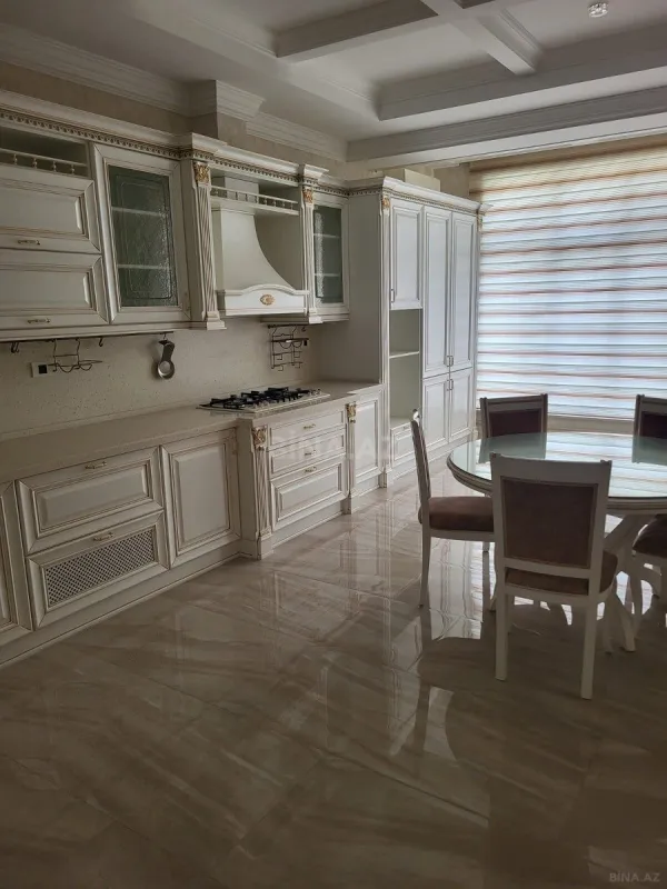 Satılır 4 otaqlı mənzil 240 m²