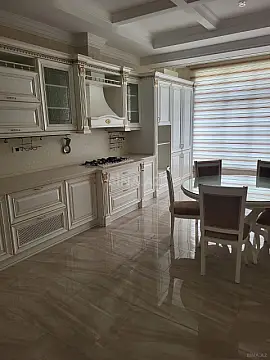 Satılır 4 otaqlı mənzil 240 m²