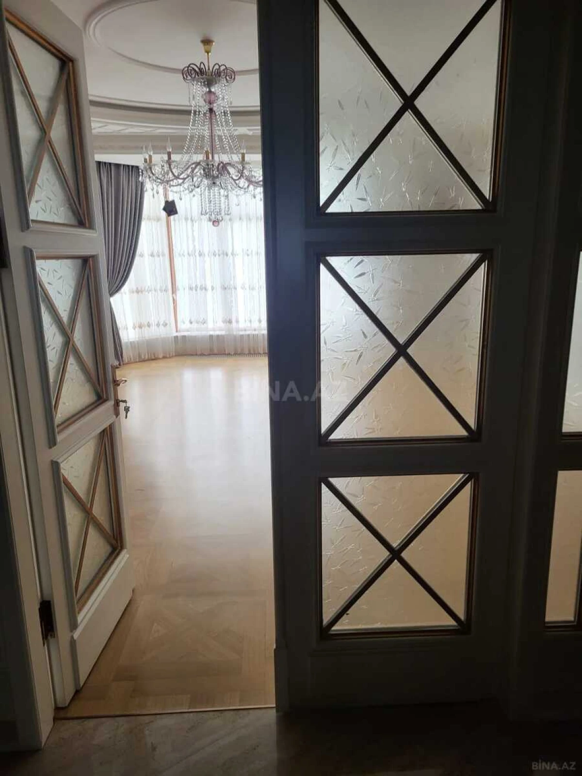 Satılır 4 otaqlı mənzil 240 m²