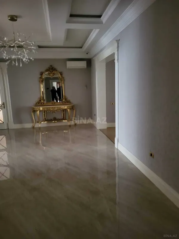 Satılır 4 otaqlı mənzil 240 m²