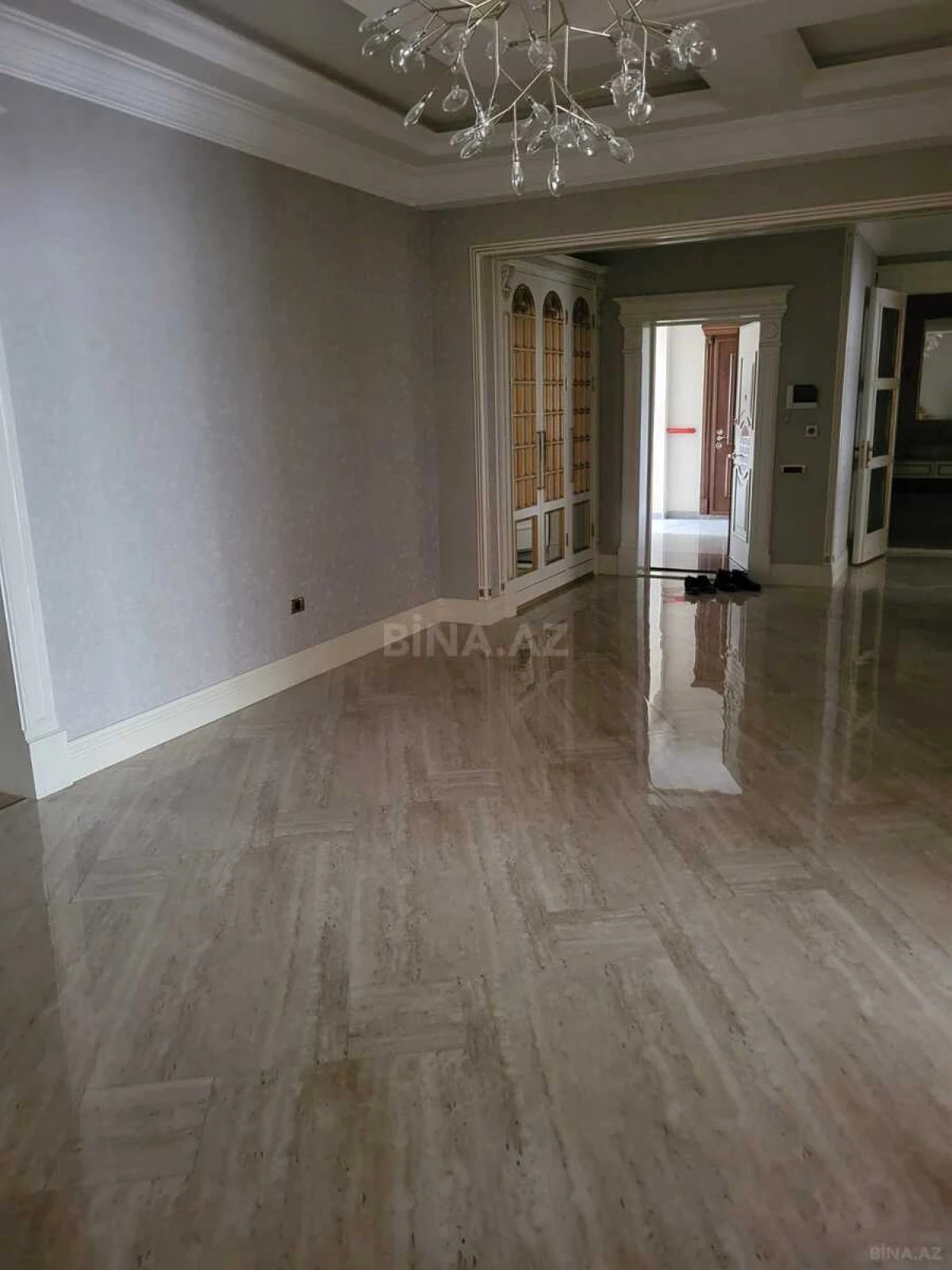 Satılır 4 otaqlı mənzil 240 m²