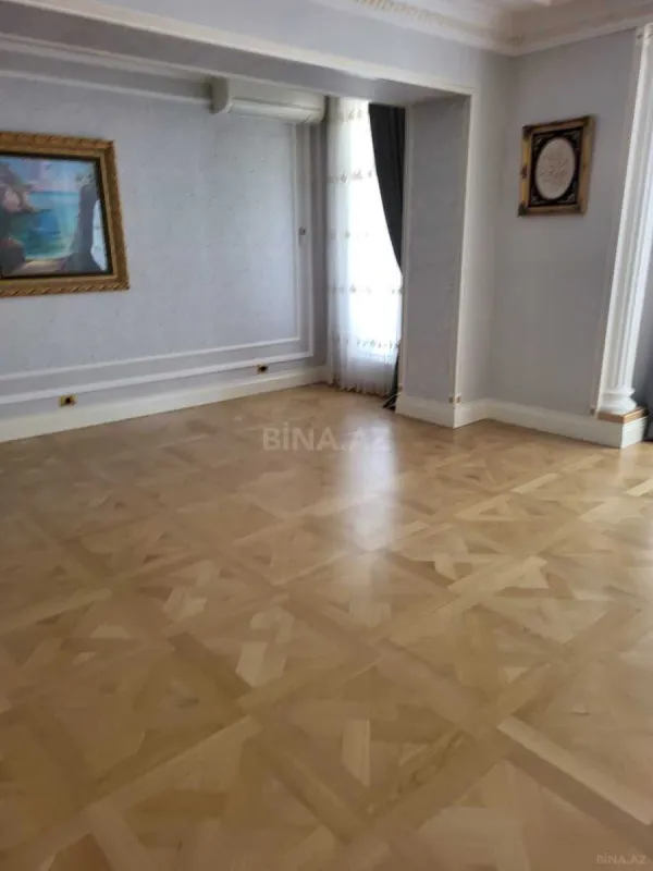 Satılır 4 otaqlı mənzil 240 m²