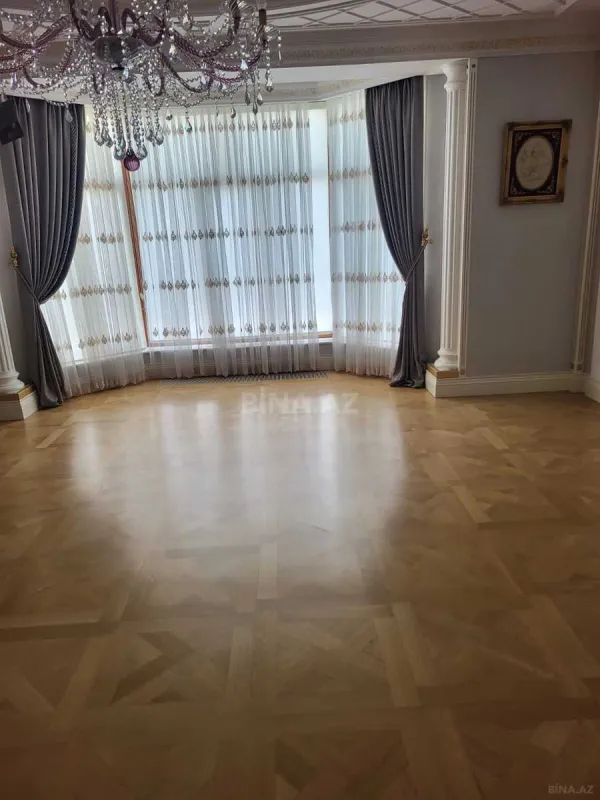 Satılır 4 otaqlı mənzil 240 m²