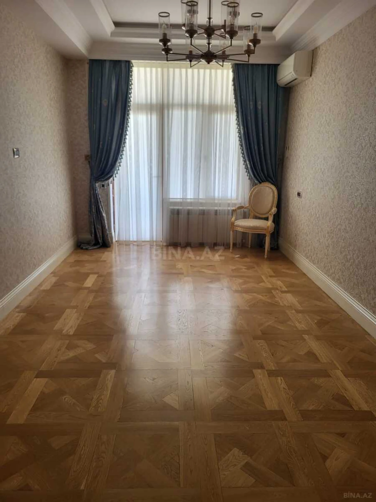Satılır 4 otaqlı mənzil 240 m²