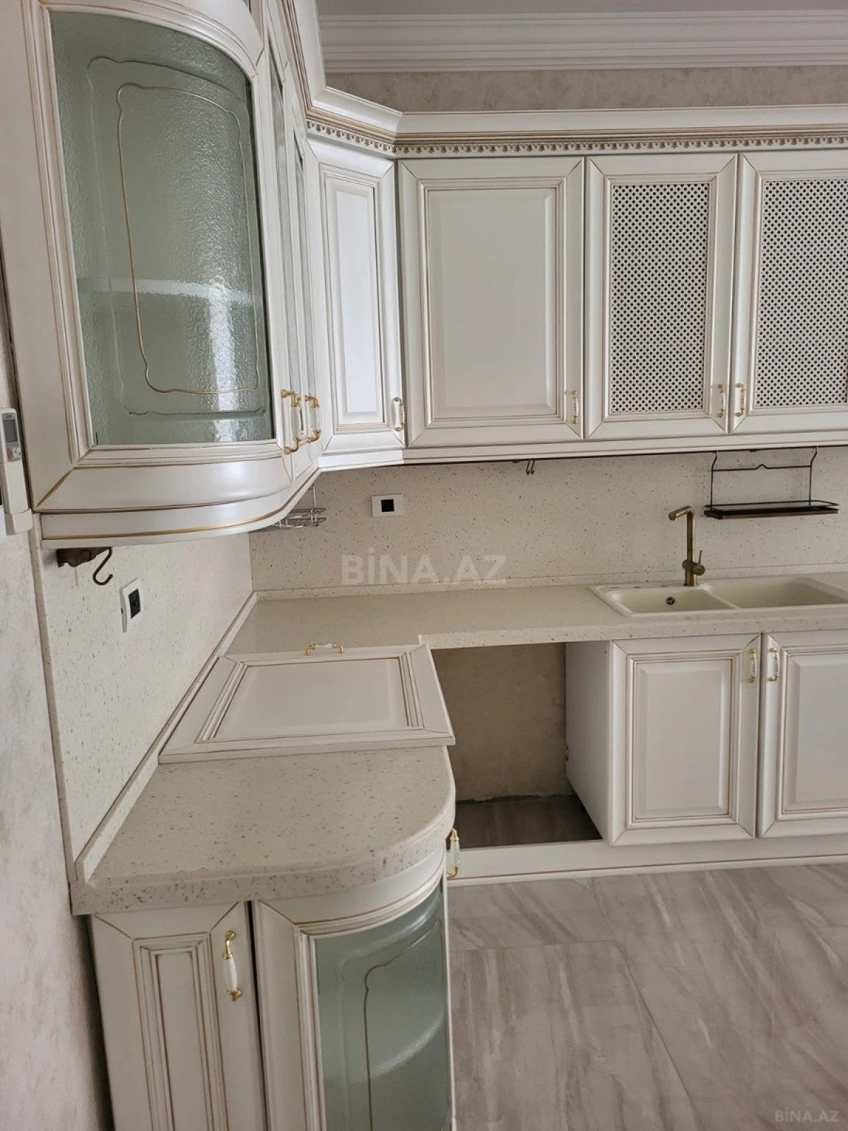 Satılır 4 otaqlı mənzil 240 m²