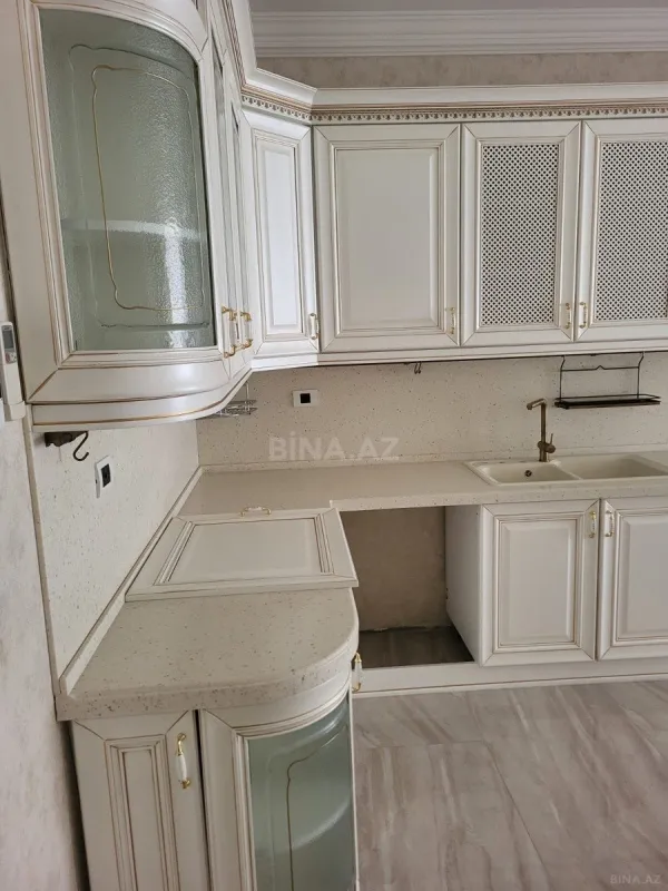 Satılır 4 otaqlı mənzil 240 m²