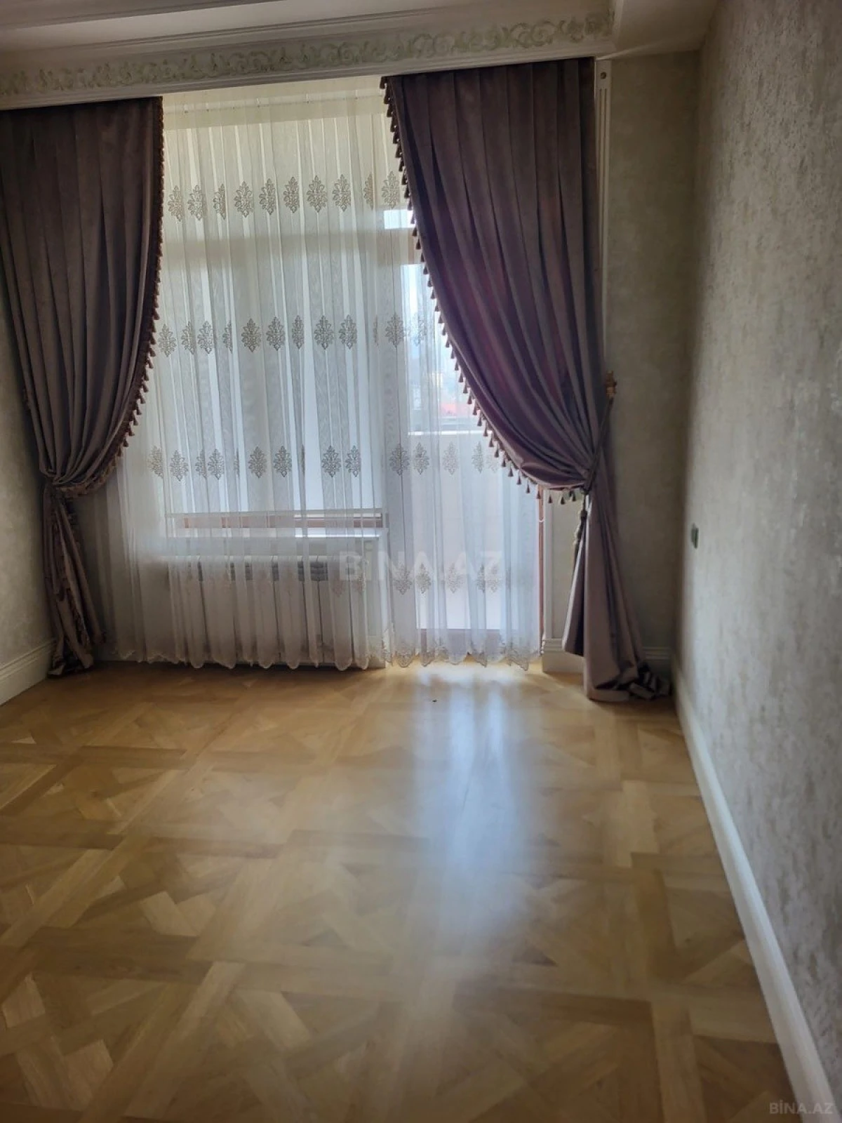 Satılır 4 otaqlı mənzil 240 m²