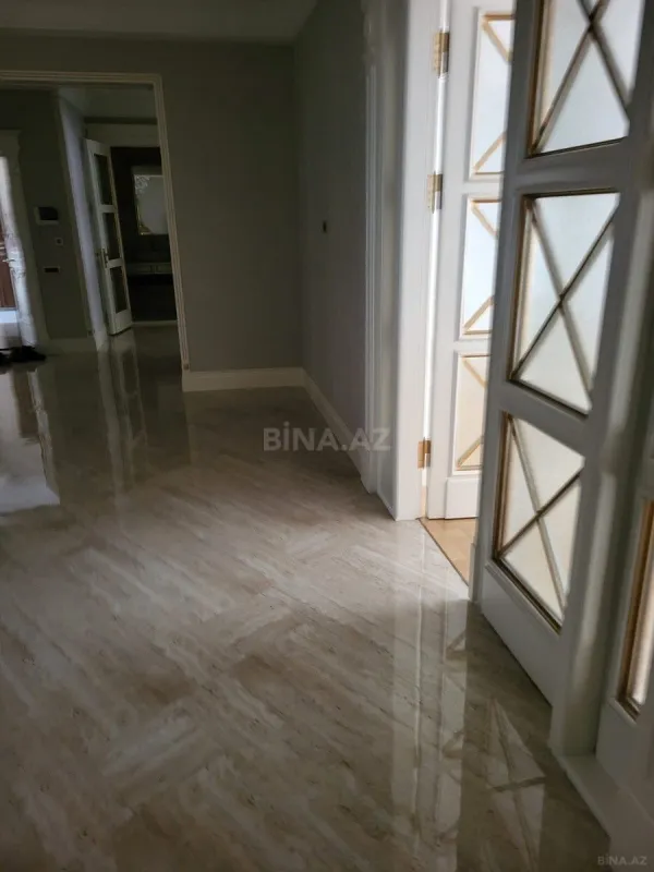 Satılır 4 otaqlı mənzil 240 m²